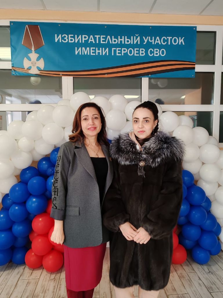 Глава Хасынского муниципального округа Л.Р. Исмаилова пришла на избирательный участок со старшей дочерью Юлией.